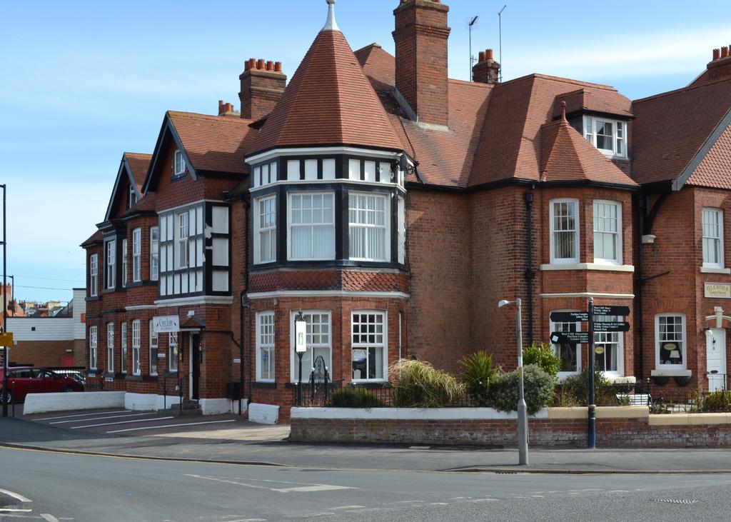 Corra Lynn Bed & Breakfast Whitby Bagian luar foto