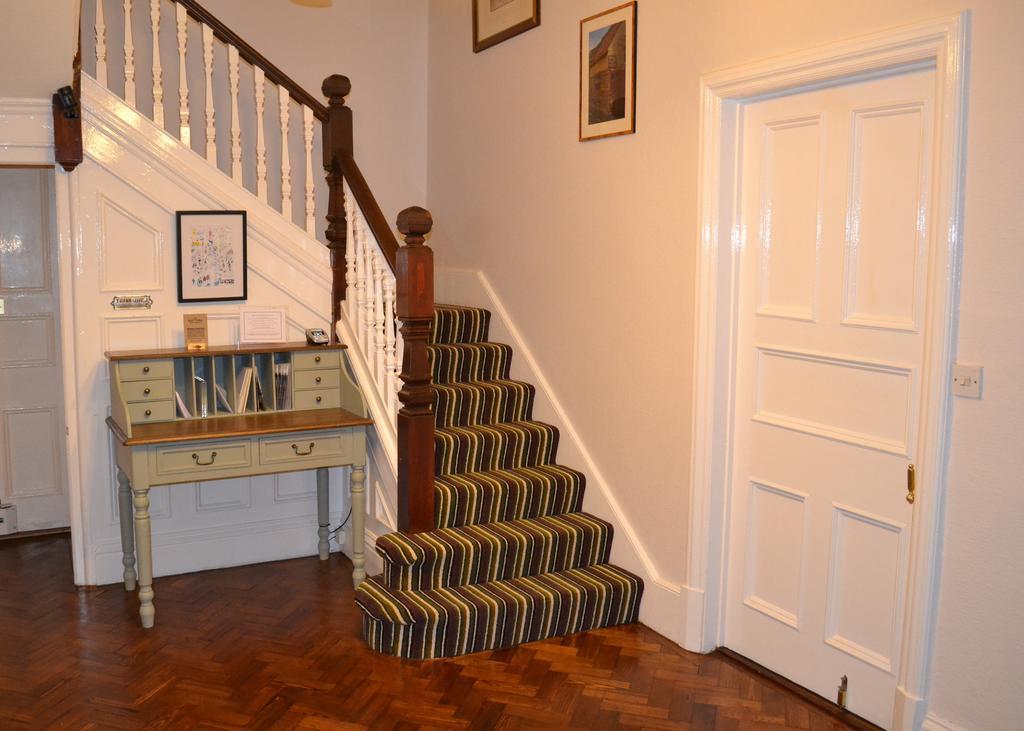 Corra Lynn Bed & Breakfast Whitby Bagian luar foto