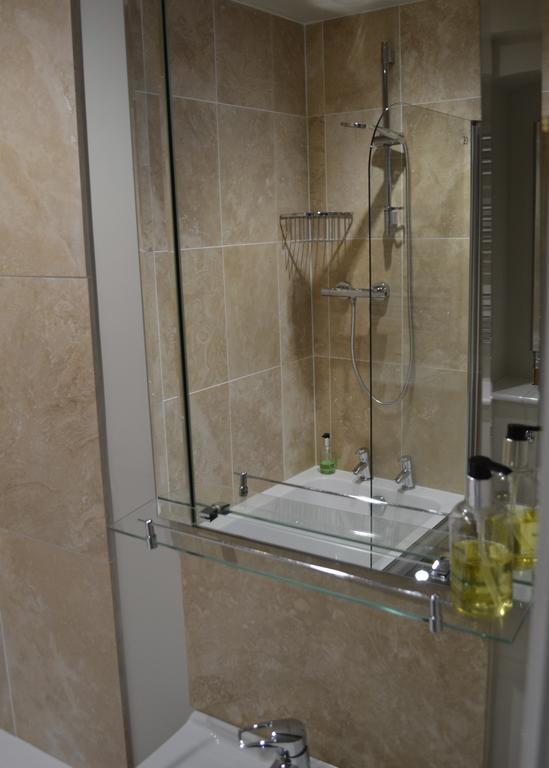 Corra Lynn Bed & Breakfast Whitby Bagian luar foto