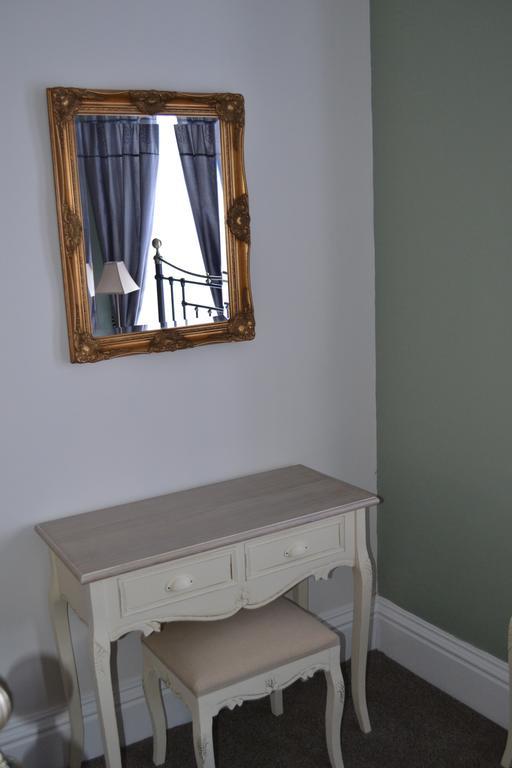 Corra Lynn Bed & Breakfast Whitby Bagian luar foto