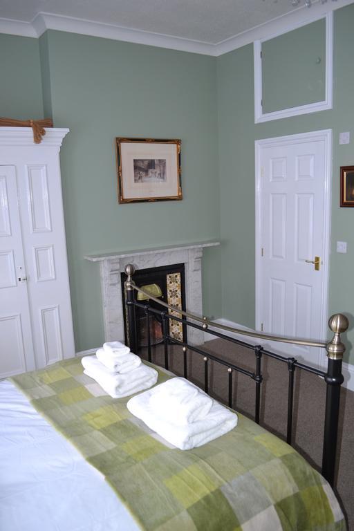 Corra Lynn Bed & Breakfast Whitby Bagian luar foto
