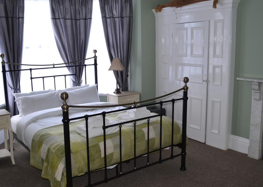 Corra Lynn Bed & Breakfast Whitby Bagian luar foto