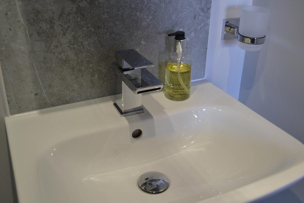 Corra Lynn Bed & Breakfast Whitby Bagian luar foto