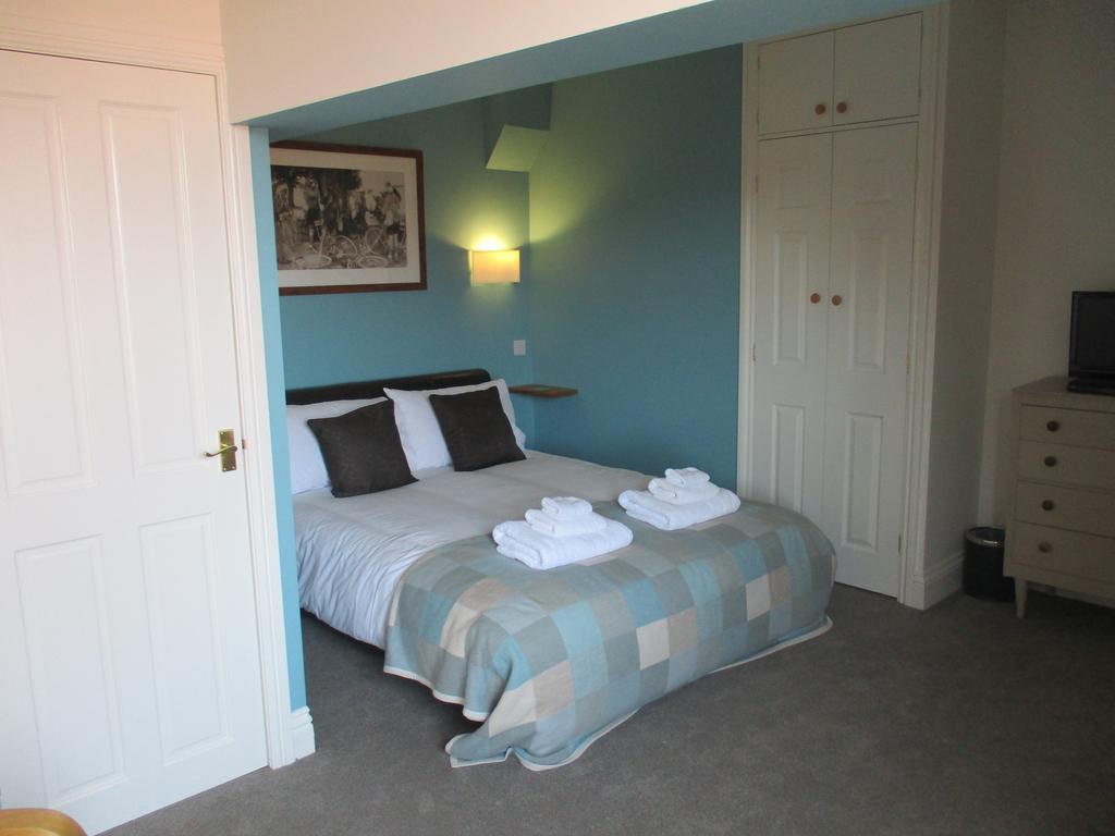 Corra Lynn Bed & Breakfast Whitby Bagian luar foto