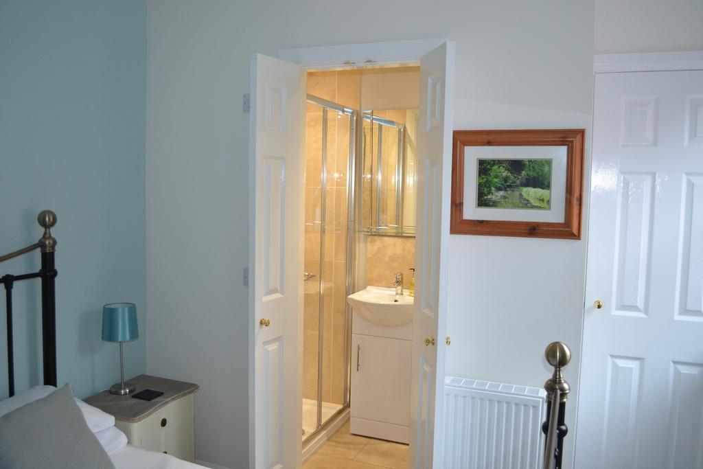 Corra Lynn Bed & Breakfast Whitby Bagian luar foto