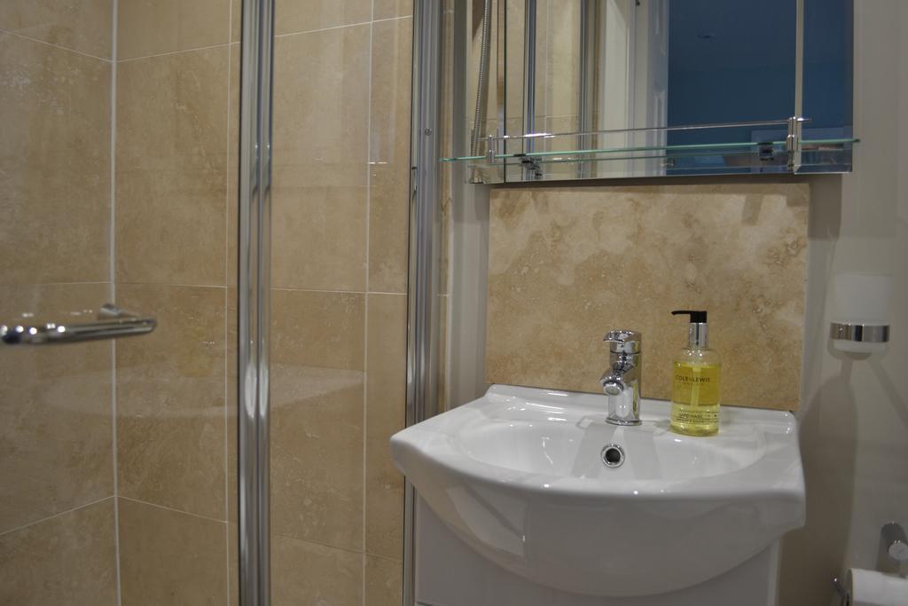 Corra Lynn Bed & Breakfast Whitby Bagian luar foto