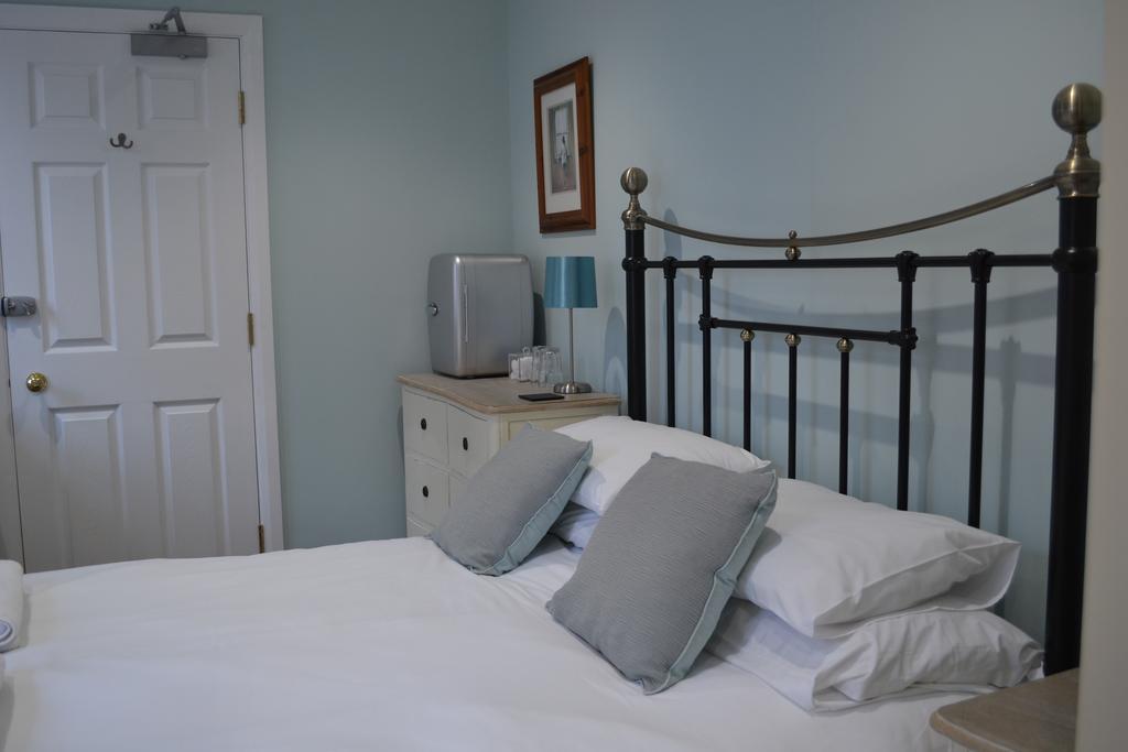 Corra Lynn Bed & Breakfast Whitby Bagian luar foto