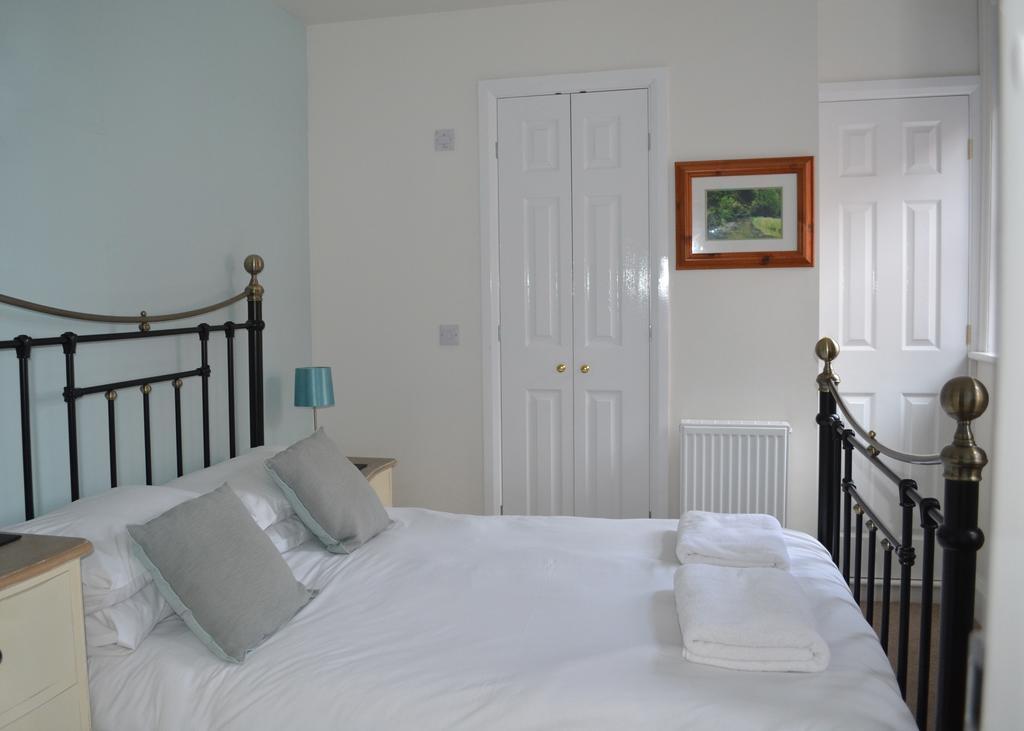 Corra Lynn Bed & Breakfast Whitby Bagian luar foto