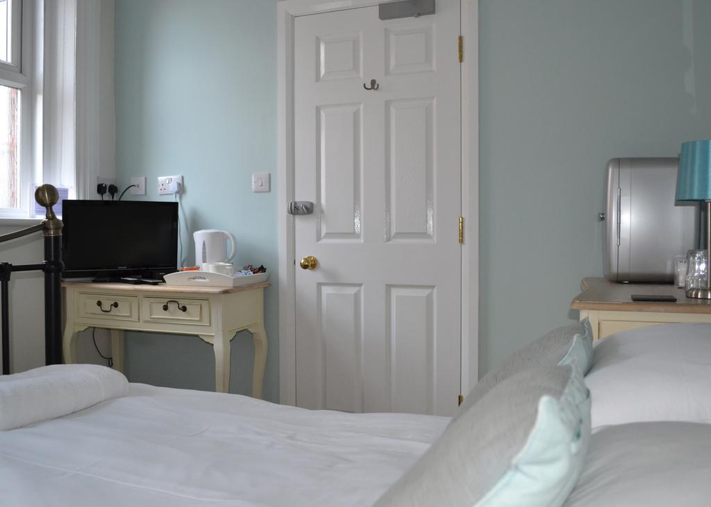 Corra Lynn Bed & Breakfast Whitby Bagian luar foto