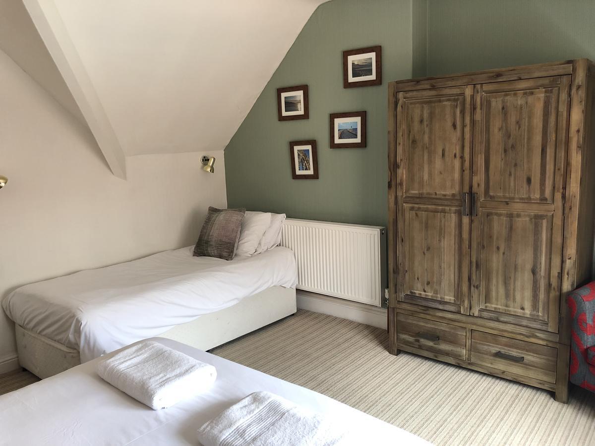 Corra Lynn Bed & Breakfast Whitby Bagian luar foto