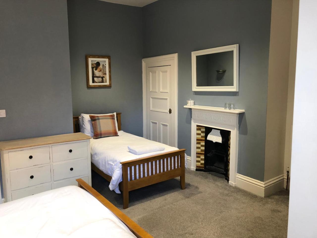 Corra Lynn Bed & Breakfast Whitby Bagian luar foto