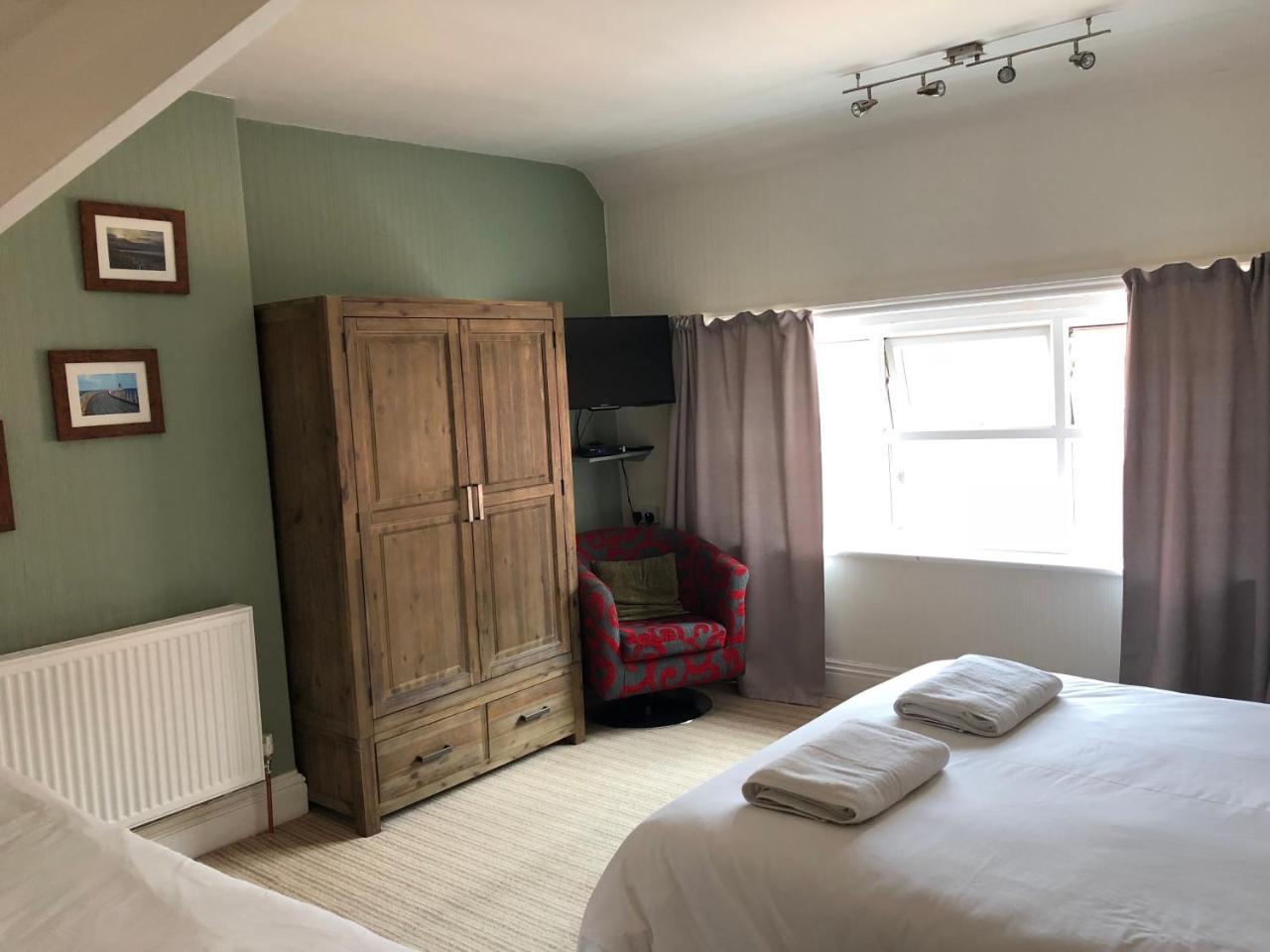 Corra Lynn Bed & Breakfast Whitby Bagian luar foto